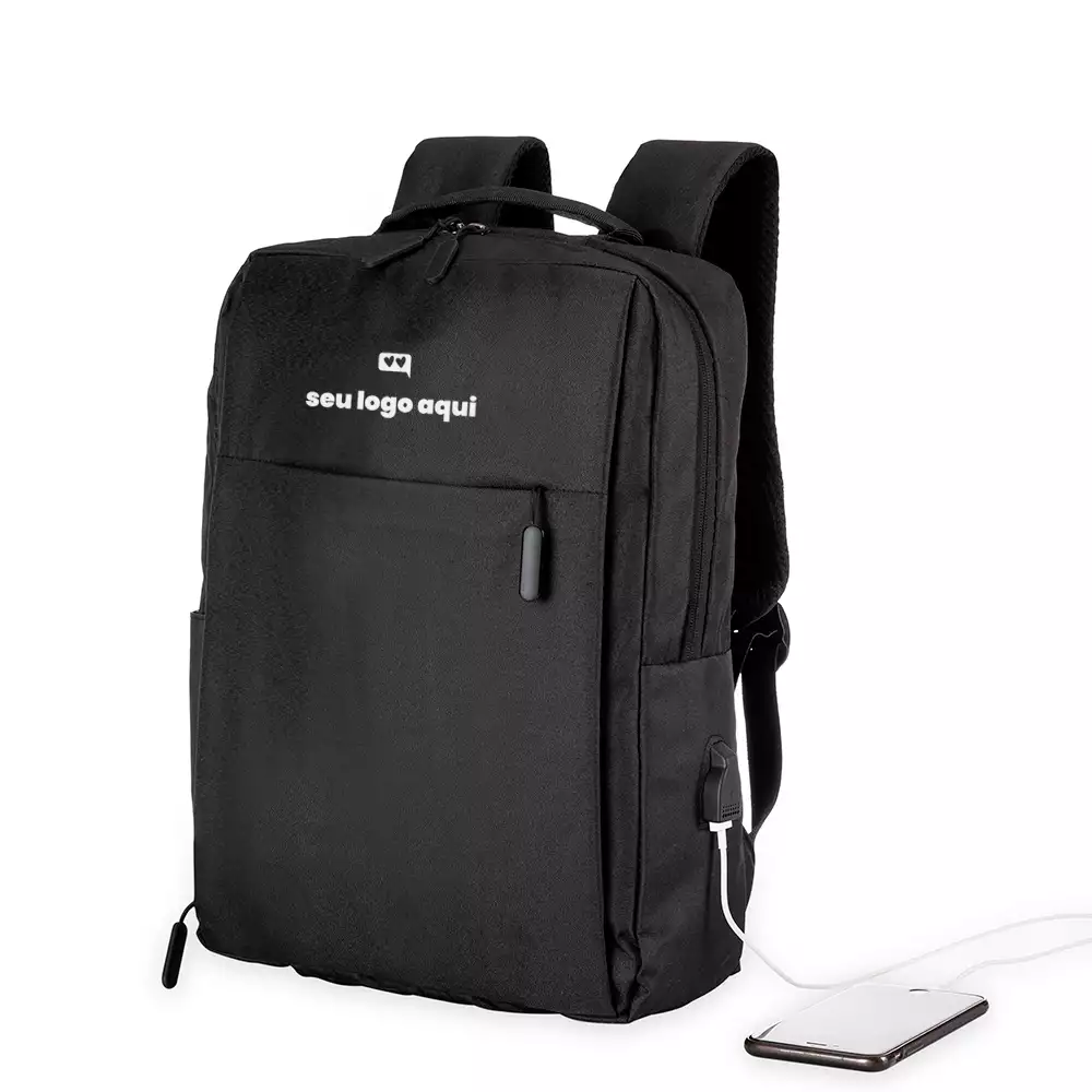 Foto com mochila de nylon preta para brinde by ep&co — 21 litros com três compartimentos, sendo o principal com bolso para notebook 156. Com divisórias internas para acessórios, a mochila possui bolso lateral e suporte externo usb.